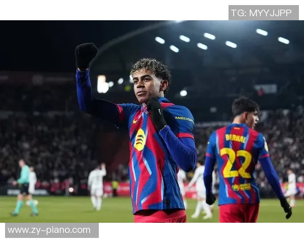 西甲焦点战曼联与巴萨握手言和帽子戏法引发争议判罚热议